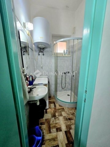 Eladó téglalakás, Pécsett 24.99 M Ft, 1 szobás