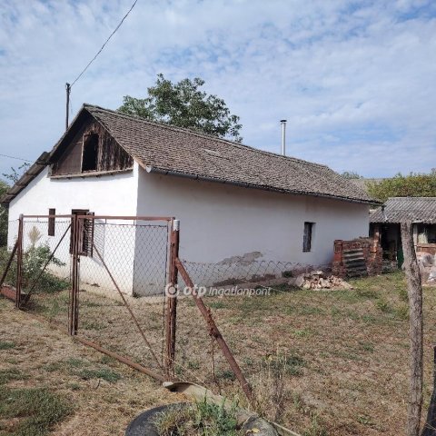Eladó családi ház, Szentesen 13.9 M Ft, 2 szobás