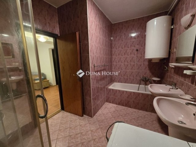 Eladó családi ház, Pécsett 76.9 M Ft, 4 szobás