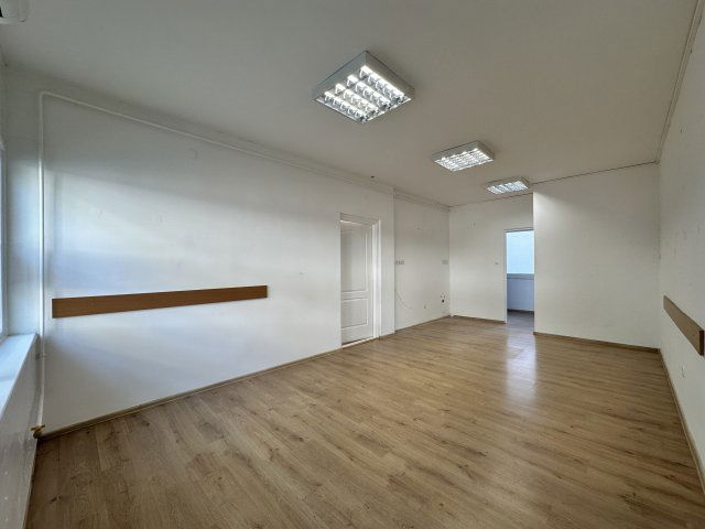 Kiadó üzlethelyiség, Békéscsabán 150 E Ft / hó, 2 szobás