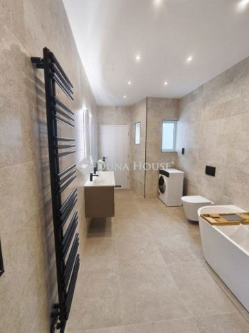 Eladó téglalakás, Pécsett 99 M Ft, 4 szobás