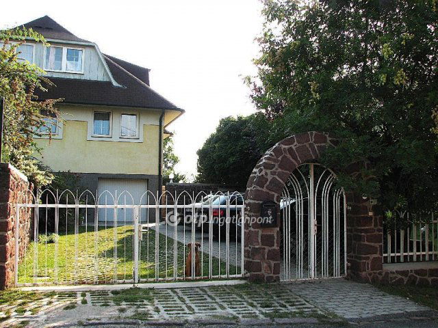 Eladó családi ház, Felsőörsön 149.999 M Ft, 8 szobás