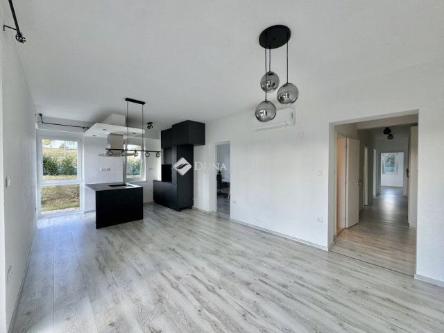 Eladó téglalakás, Pécsett 96.9 M Ft, 4 szobás