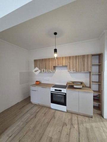 Eladó panellakás, Veszprémben 54.9 M Ft, 3 szobás