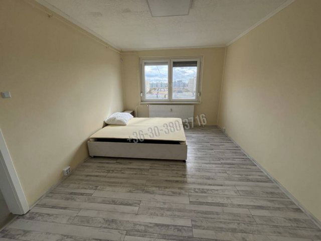 Eladó panellakás, Dunaújvárosban 27.9 M Ft, 1 szobás