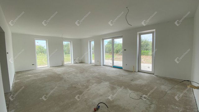 Eladó családi ház, Tiszaújvárosban 89.99 M Ft, 5 szobás