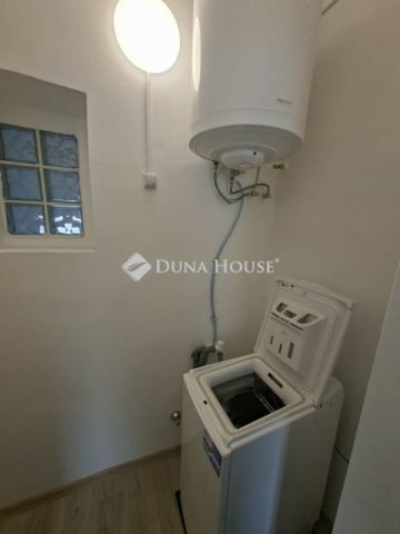 Kiadó családi ház, albérlet, Pécsett 180 E Ft / hó, 2 szobás