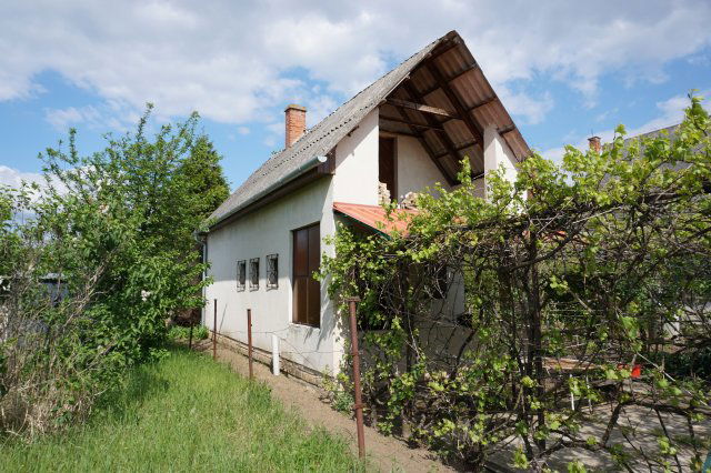 Eladó családi ház, Szabadbattyánban 23.99 M Ft, 1 szobás