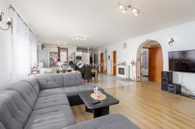 Eladó családi ház, Öttevényen 134.9 M Ft, 6 szobás