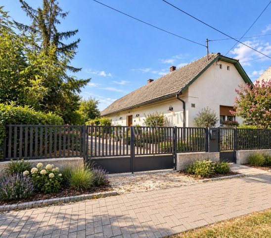 Eladó családi ház, Vértesbogláron 43.9 M Ft, 2 szobás