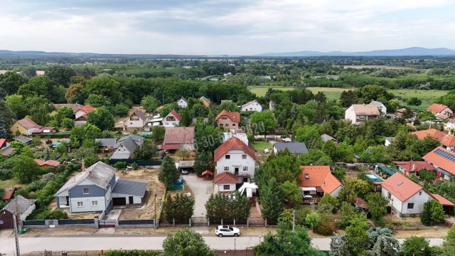 Eladó családi ház, Csörögön 99.99 M Ft, 4+1 szobás