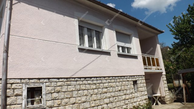 Eladó családi ház, Ajkán 68 M Ft, 4 szobás