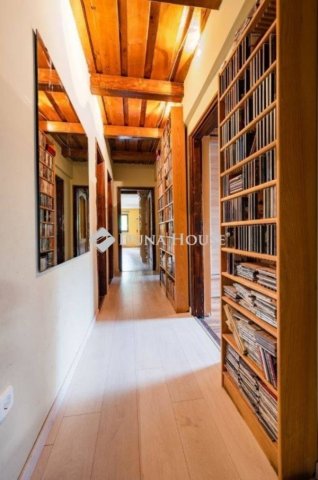 Eladó családi ház, Telkin 159.9 M Ft, 8 szobás