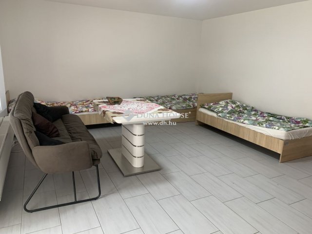 Eladó családi ház, Vecsésen 299.9 M Ft, 13 szobás