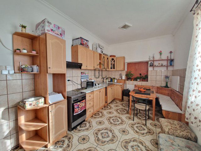 Eladó családi ház, Törtelen 18 M Ft, 6 szobás