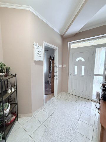 Eladó családi ház, Győrújfalun 119.99 M Ft, 6 szobás