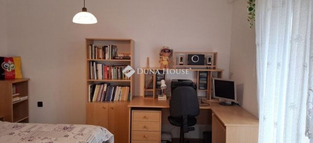 Eladó családi ház, Pécsett 149.9 M Ft, 6 szobás