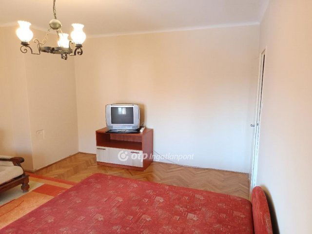 Eladó téglalakás, Pécsett 28.5 M Ft, 1 szobás