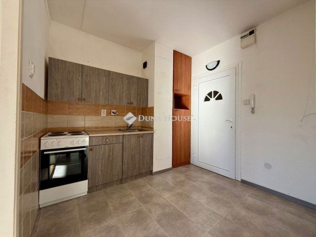 Eladó panellakás, Veszprémben 42.9 M Ft, 2 szobás