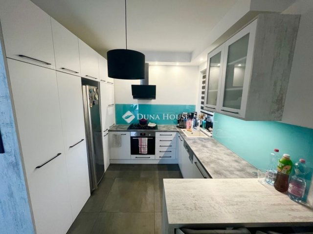 Eladó családi ház, Kőszárhegyen 134.99 M Ft, 5 szobás