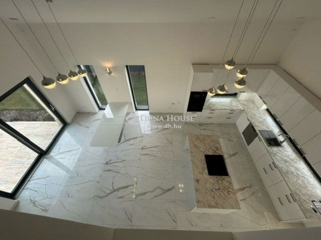 Eladó családi ház, Vecsésen 225 M Ft, 5 szobás