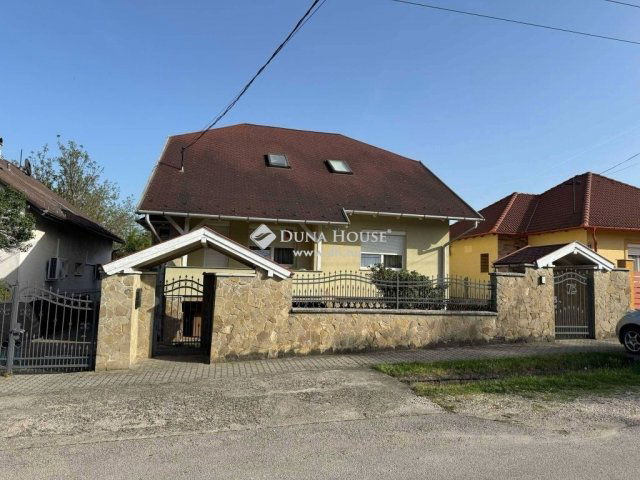 Eladó családi ház, Százhalombattán 124.9 M Ft, 3 szobás