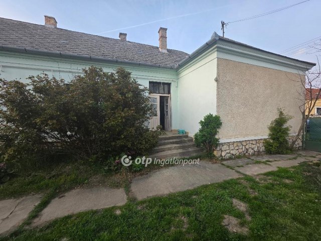 Eladó családi ház, Marcaltőn 23.5 M Ft, 3+1 szobás