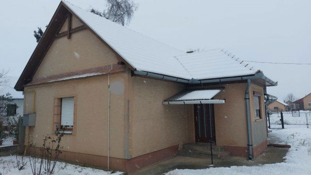 Eladó családi ház, Besnyőn 39.9 M Ft, 1+1 szobás