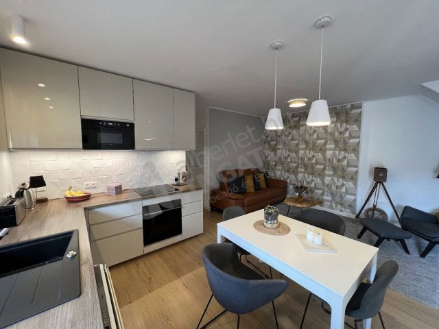 Kiadó téglalakás, albérlet, VI. kerületben, Hunyadi téren