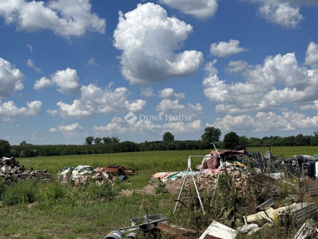 Eladó mezogazdasagi ingatlan, Monoron 200 M Ft