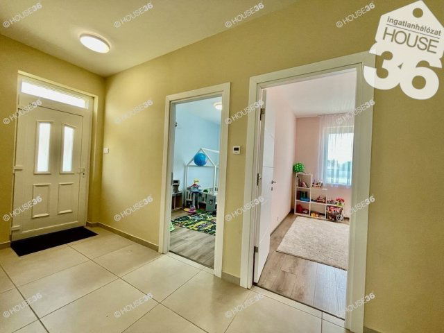 Eladó családi ház, Tiszakécskén 67.9 M Ft, 5 szobás
