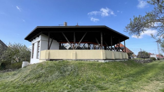 Eladó üzlethelyiség, Vonyarcvashegyen 178 M Ft