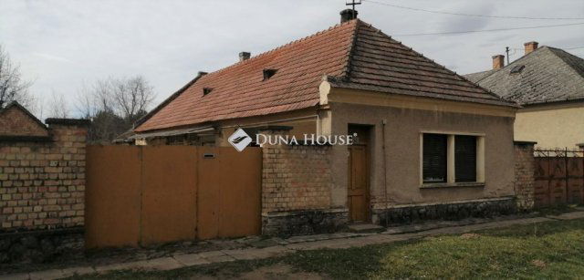 Eladó családi ház, Pápateszéren 9.5 M Ft, 1+1 szobás