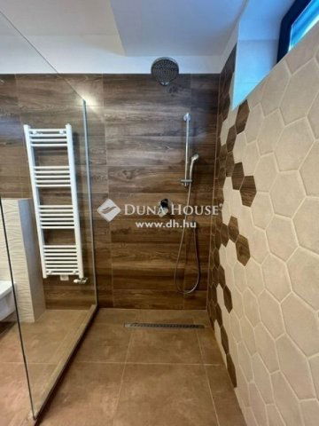 Eladó családi ház, Vecsésen 249 M Ft, 5 szobás