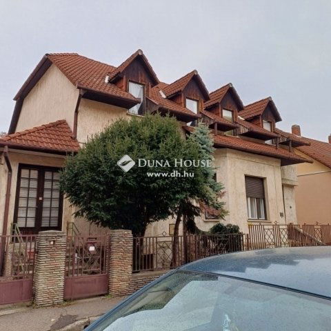 Eladó ikerház, Pécsett 66 M Ft, 4 szobás / költözzbe.hu