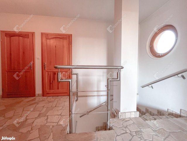 Eladó családi ház, Komáromban 131.2 M Ft, 5 szobás