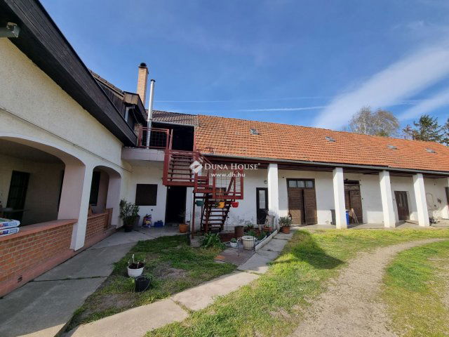 Eladó családi ház, Szigetszentmártonban 84.9 M Ft, 6 szobás