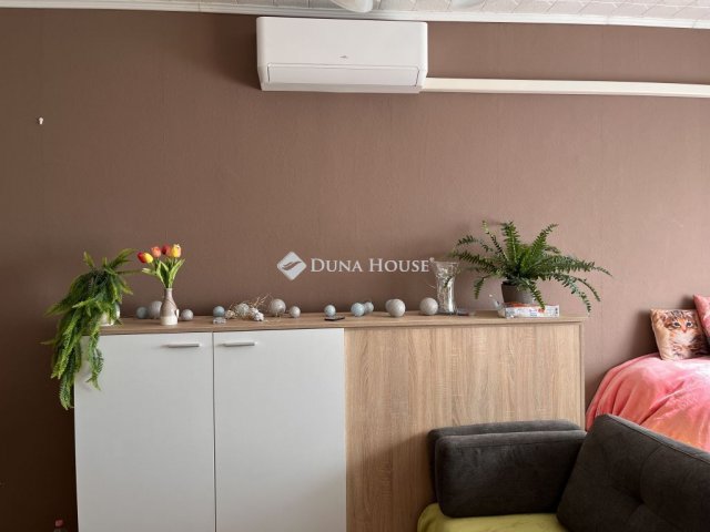 Eladó panellakás, Nyergesújfaluban, Május 1. téren 42 M Ft