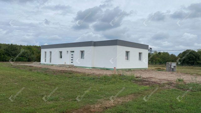 Eladó családi ház, Tiszaújvárosban 89.99 M Ft, 5 szobás