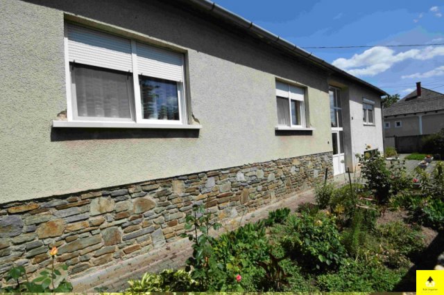 Eladó családi ház, Csepregen 59.5 M Ft, 4 szobás
