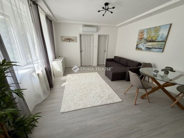 Eladó téglalakás, Pécsett 52.5 M Ft, 2 szobás