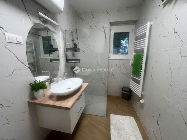 Eladó téglalakás, Pécsett 122 M Ft, 4 szobás