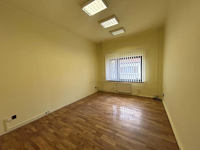 Eladó iroda, Szombathelyen 122.9 M Ft, 10 szobás