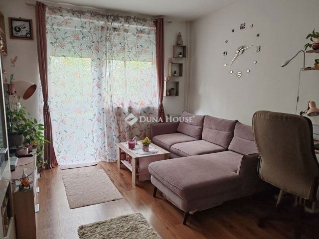 Eladó panellakás, Debrecenben 66.9 M Ft, 4 szobás