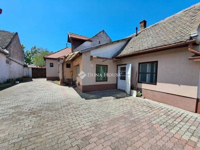 Eladó családi ház, Baján 51.99 M Ft, 5 szobás