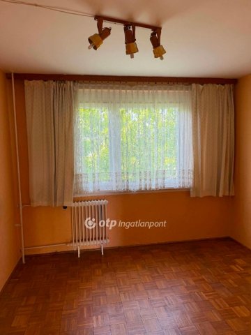 Eladó téglalakás, Ajkán 35 M Ft, 1+1 szobás