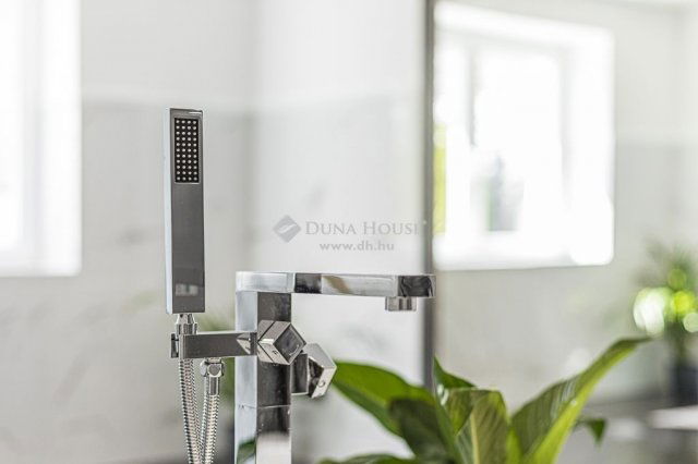 Eladó családi ház, Csobánkán 350 M Ft, 7 szobás