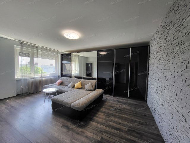 Eladó téglalakás, Győrött 46 M Ft, 3 szobás
