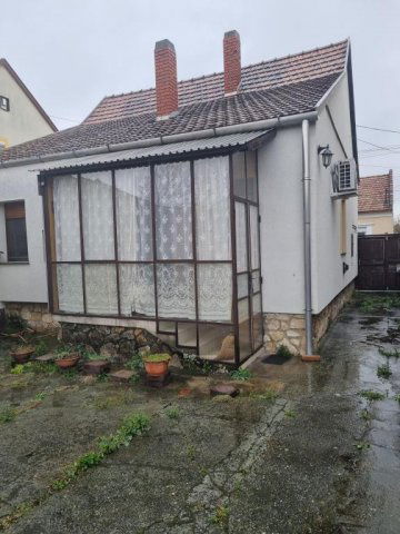 Eladó családi ház, Pápán 39.99 M Ft, 3 szobás