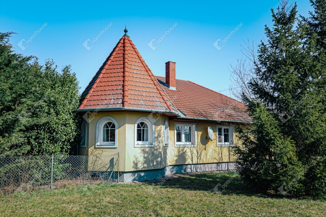 Eladó családi ház, Hegyeshalomban 139 M Ft, 9 szobás